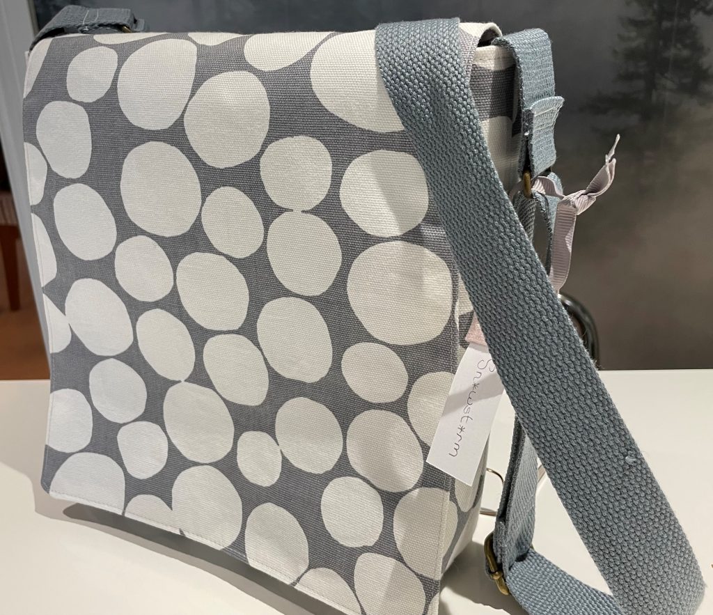 Grey Splodge Messenger